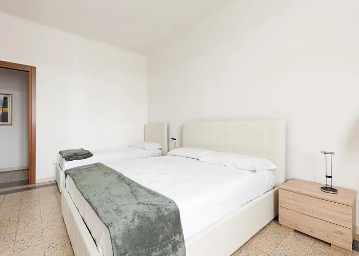 Guesthost - Ca' Granda M5 Bright Apartment
